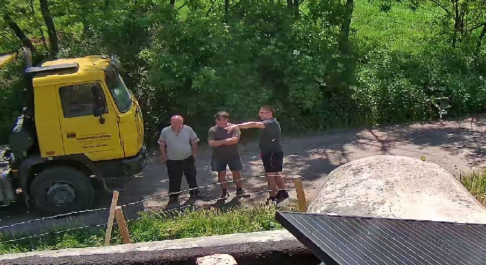 Ukazování firmě, že pod tenkou vrstvou zeleně jsou odpady (2021)
