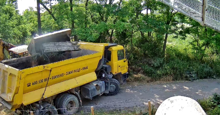 Najímám firmu a ta uklízí obecní pozemek (léto 2021)